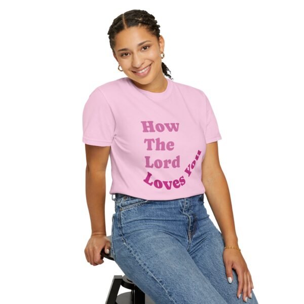 "How The Lord Loves You" Camiseta en Multicolores - Imagen 15