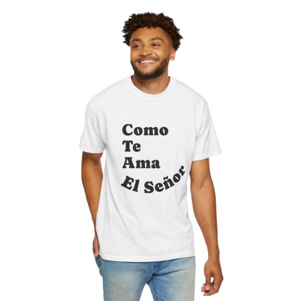 "Como Te Ama El Señor" Camiseta (Letra en Negro/Blanco) - Imagen 5