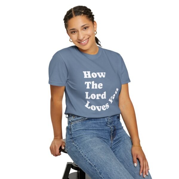 "How The Lord Loves You" Camiseta (Letra en Negro/Blanco) - Imagen 12