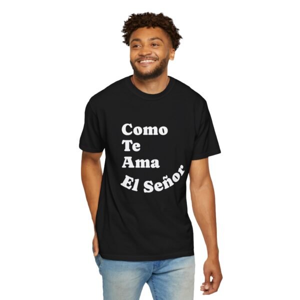 "Como Te Ama El Señor" Camiseta (Letra en Negro/Blanco) - Imagen 3