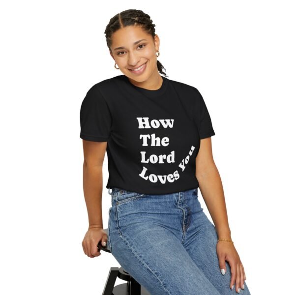 "How The Lord Loves You" Camiseta (Letra en Negro/Blanco) - Imagen 2