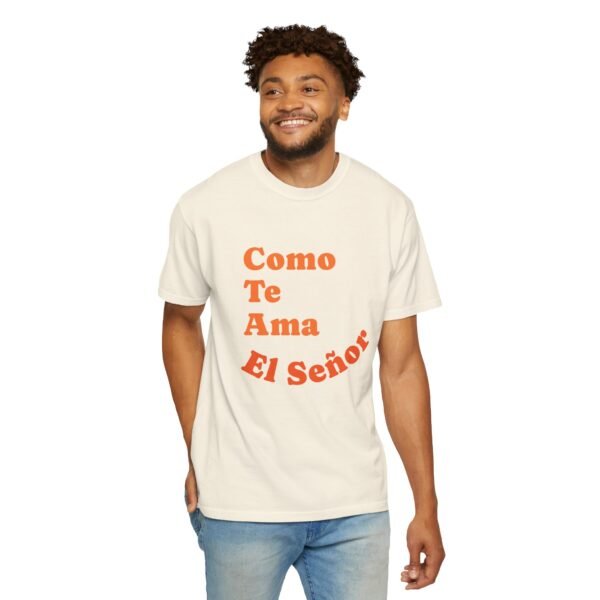 "Como Te Ama El Señor" Camiseta en Multicolores - Imagen 7