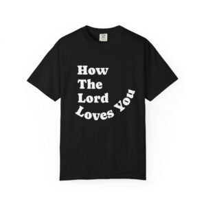 "How The Lord Loves You" Camiseta (Letra en Negro/Blanco)