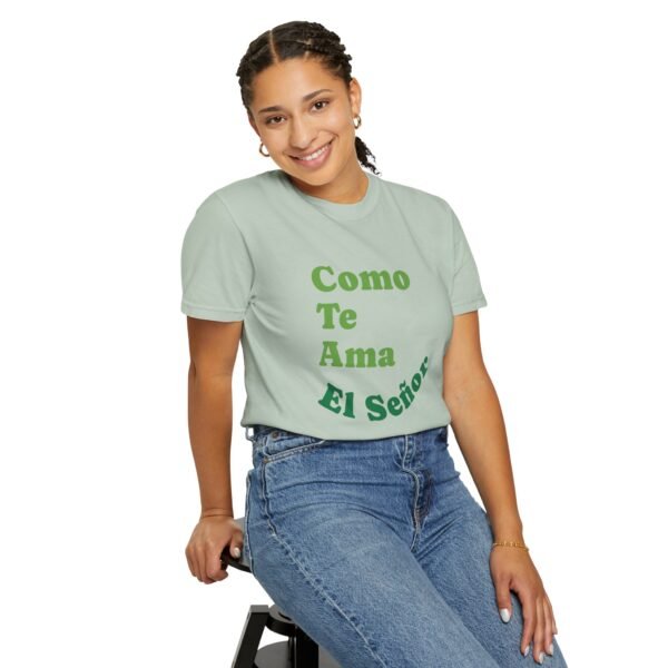 "Como Te Ama El Señor" Camiseta en Multicolores - Imagen 4