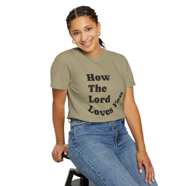"How The Lord Loves You" Camiseta (Letra en Negro/Blanco) - Imagen 6