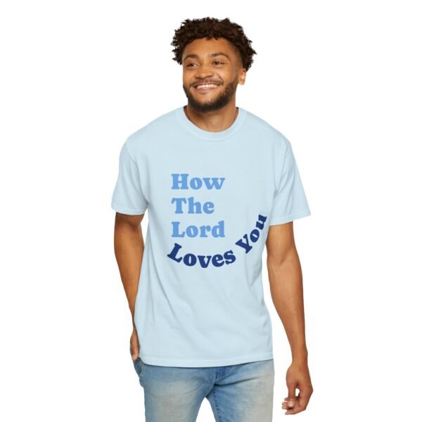 "How The Lord Loves You" Camiseta en Multicolores - Imagen 12