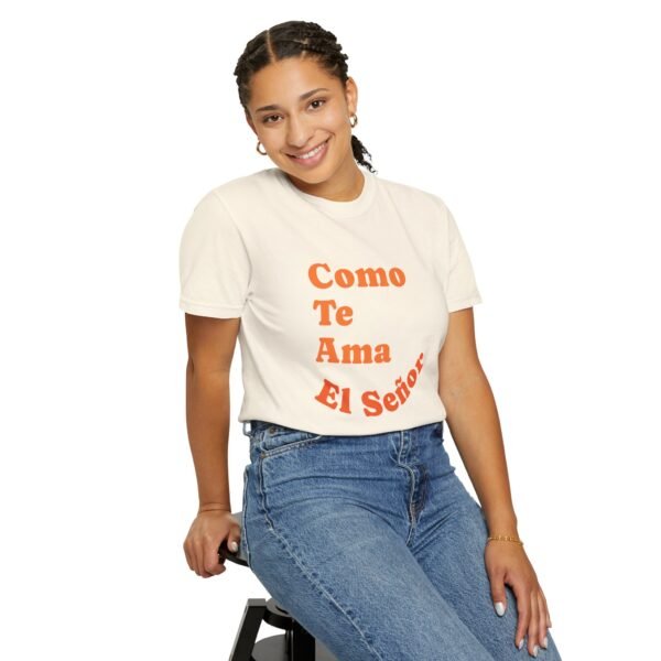 "Como Te Ama El Señor" Camiseta en Multicolores - Imagen 6