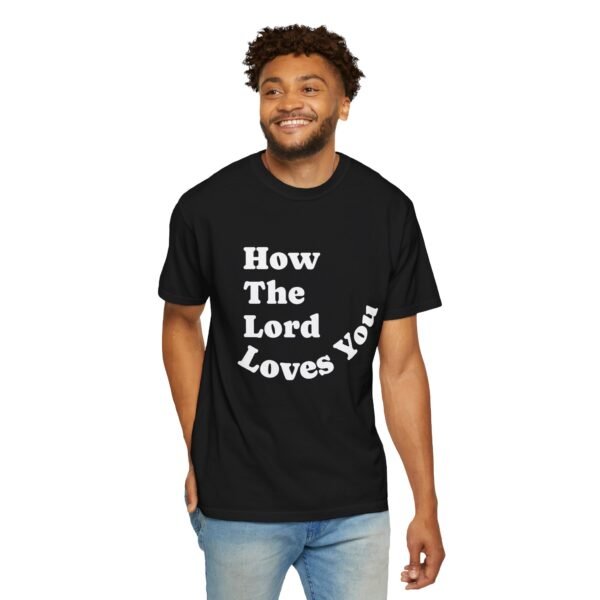 "How The Lord Loves You" Camiseta (Letra en Negro/Blanco) - Imagen 3