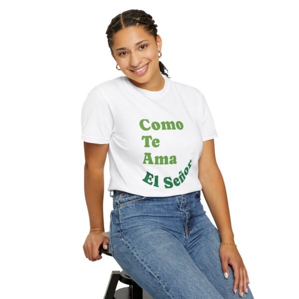 "Como Te Ama El Señor" Camiseta en Multicolores - Imagen 2