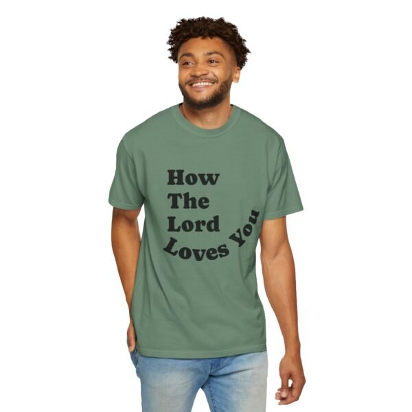 "How The Lord Loves You" Camiseta (Letra en Negro/Blanco) - Imagen 11