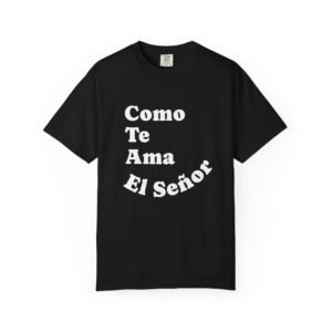 "Como Te Ama El Señor" Camiseta (Letra en Negro/Blanco)