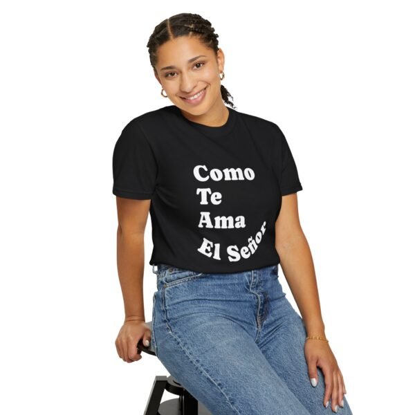 "Como Te Ama El Señor" Camiseta (Letra en Negro/Blanco) - Imagen 2