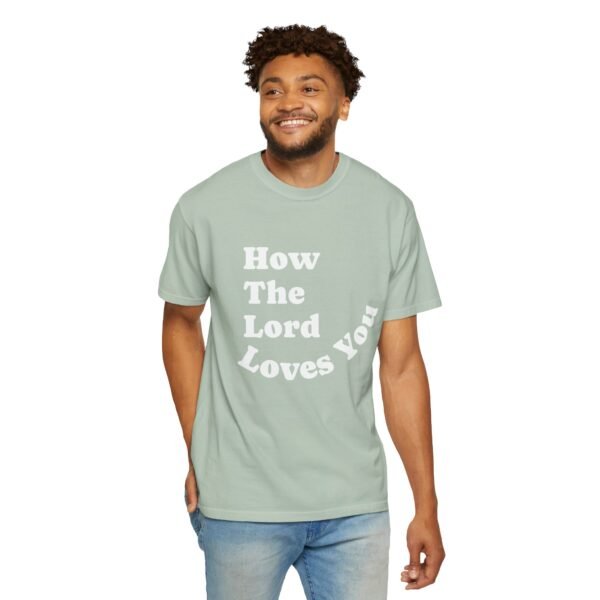 "How The Lord Loves You" Camiseta (Letra en Negro/Blanco) - Imagen 9