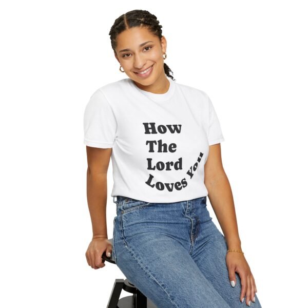 "How The Lord Loves You" Camiseta (Letra en Negro/Blanco) - Imagen 4